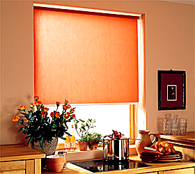 Orangefarbenes Rollo am Küchenfenster