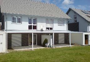 Terrassenüberdachung an einem Einfamilienhaus